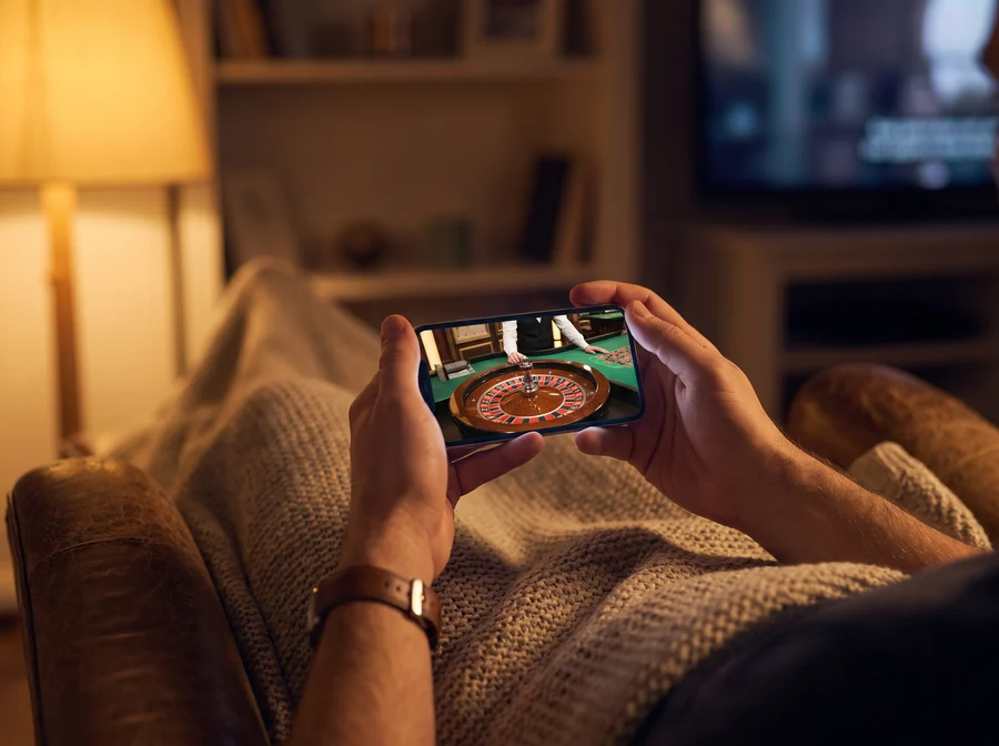 Παίκτης παρακολουθεί live casino ρουλέτα σε smartphone